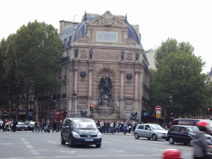 Fontaine Saint-Michel 2.jpg